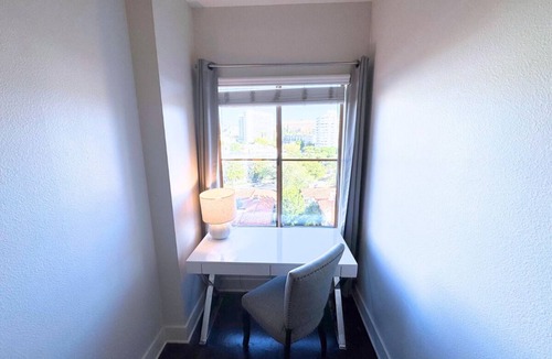 Westwood Apartment | Quiet PentHouse 3BR/2BA 30+ Night Wilshire Corridor Near UCLA, Westwood