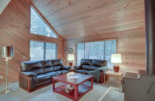 Black Butte Ranch House | Quiet retreat with washer/dryer, pool, & hot tub - dog-friendly