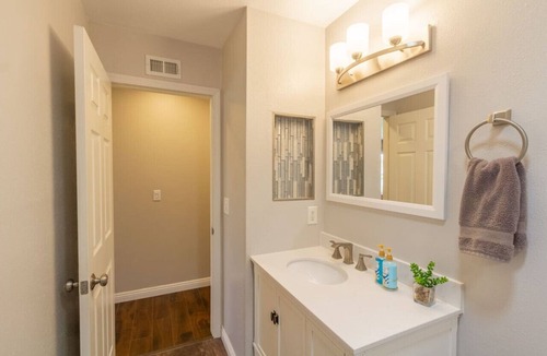 Orange House | Quiet Spacious Family Home | Streaming, Games, BBQ