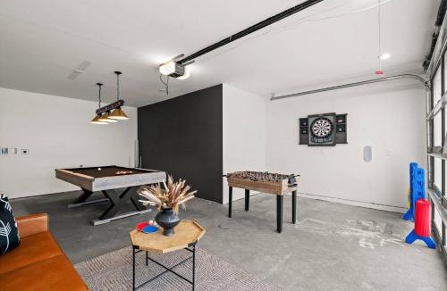 Paradise Estates House | Rainier XL Chalet EV-Hot Tub-Game Room-Guest Suite