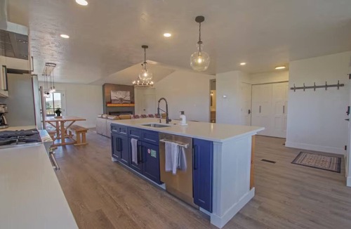 Ellensburg House | Ranch Retreat Sleeps 16 VIEWS Hot tub Gas Firepit