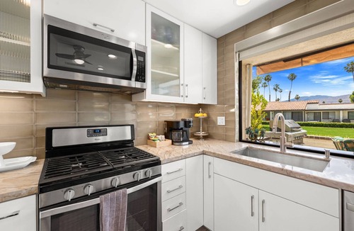 Rancho Mirage Condo | Rancho Mirage golf condo with pool, spa, mountain views, dining, and shopping nearby