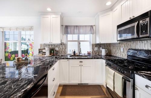 East Queen Anne House | Rare 2BR Modern Urban Escape Free Parking