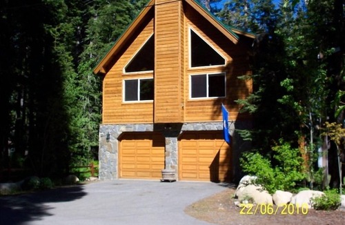 Tahoe Pines Ski Chalet | Rare Lakeside Location! Park the car and relax. Minutes to Lake! Sleeps 5