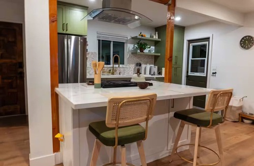 South Redlands House | Redlands Retreat - 3BR, Gym, Pool, Outdoor Shower