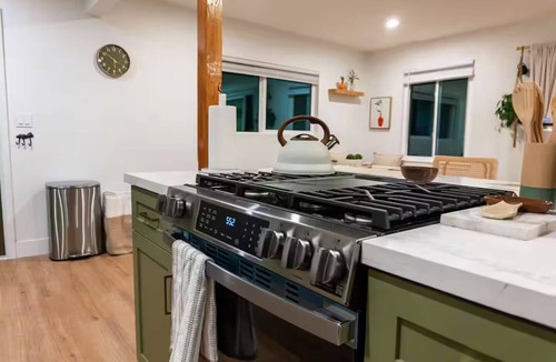 South Redlands House | Redlands Retreat - 3BR, Gym, Pool, Outdoor Shower