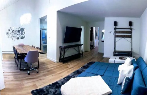 Jackson Park Condo | Redwood-nestled comfort