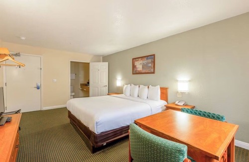 San Clemente Hotel | Relax in a King Bed Non-Smoking Room with Free Parking & Ocean Nearby