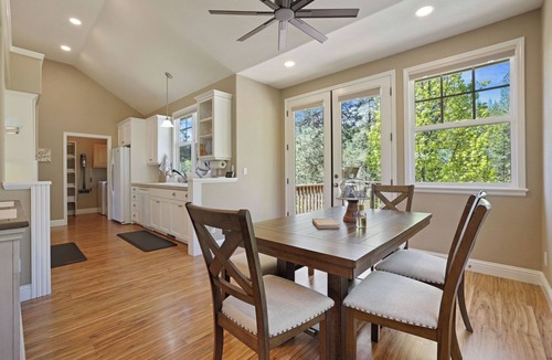 Groveland House | Relax & Refresh near Yosemite! Stunning Pine Mountain Lake Chalet