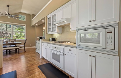 Groveland House | Relax & Refresh near Yosemite! Stunning Pine Mountain Lake Chalet