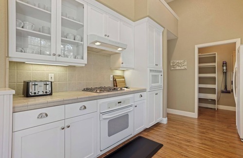 Groveland House | Relax & Refresh near Yosemite! Stunning Pine Mountain Lake Chalet