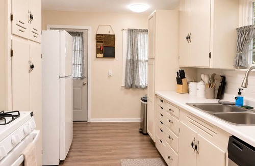 Coalinga House | Relaxing 3BR Home with King Bed & Free Laundry