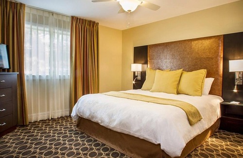 Corte Madera Hotel | Relaxing Couples’ Getaway | Poolside | Near Sausalito | Free Parking | BBQ Area