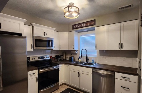 Nevada - Lidgerwood House | Relaxing Cozy White House Near Northtown Mall