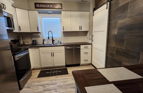 Nevada - Lidgerwood House | Relaxing Cozy White House Near Northtown Mall
