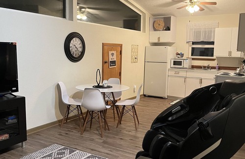Longview Apartment | Relaxing Full Body Massage Chair Near Lake & Downtown