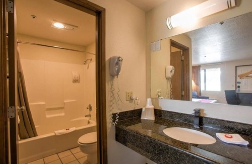 Woodland Hotel | Relaxing Pet-Friendly Room Perfect for Woodland Getaways - Close to Local Dining