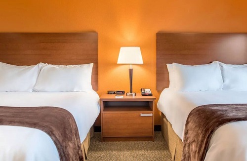 Buena Hotel | Relaxing Room w/Kitchen + Blackout Curtains – Perfect for Restful Nights