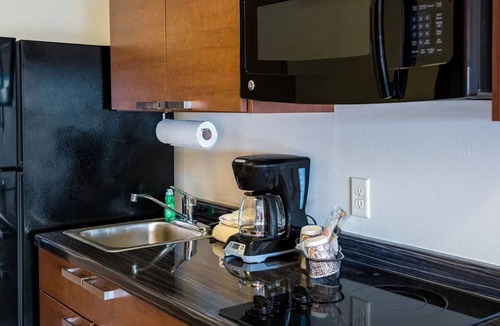 Buena Hotel | Relaxing Stay Close to Greenway Park – Great for Families and Pet Owners