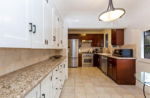 Beverly Grove Apartment | Renovated Spanish 3BD 2BA near Beverly Hills