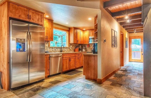 Ridgewood Cabin | Restful North Ridge | 5 Minutes Walk to Shoreline