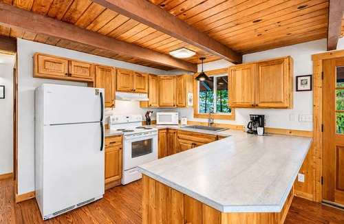 Ardenvoir Ski Chalet | River | Hot Tub | Deck | Fenced Area | Dogs