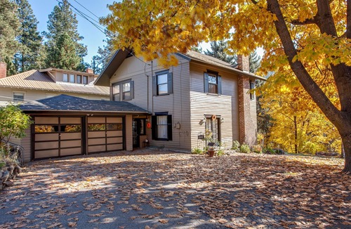 Leavenworth House | River's Echo: Downtown Leavenworth, Hot Tub, Walk Everywhere, Family Friendly!