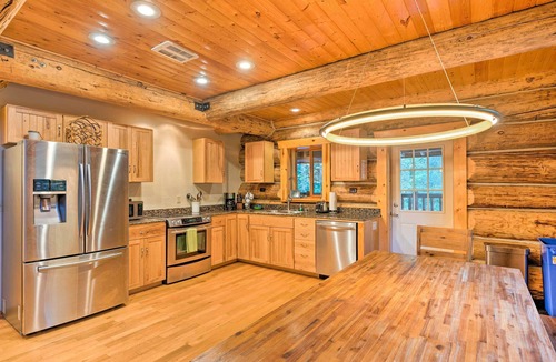 Gold Bar Cabin | Riverfront Cabin w/Hot Tub: 2 Mi to Eagle Falls
