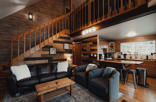 Gold Bar Cabin | Riverfront Cabin w/Views-Hot Tub,AC,Pets
