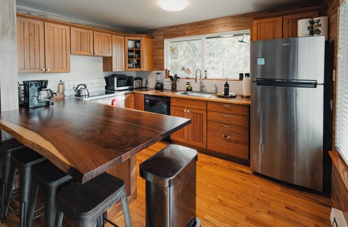 Gold Bar Cabin | Riverfront Cabin w/Views-Hot Tub,AC,Pets
