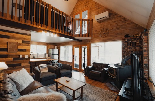 Gold Bar Cabin | Riverfront Cabin w/Views-Hot Tub,AC,Pets