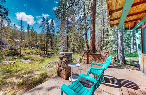 Pla-Vada Woodlands House | Riverfront dog-friendly retreat with a rustic flair & wood stove, near skiing