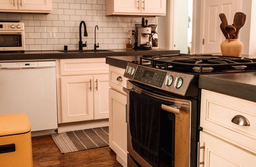 Northwood House | Riverhaus- Boutique 1BR w/Hot Tub Natural Sunlight