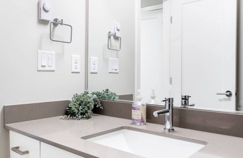 Haller Lake House | Rockaway House - Modern Luxury, 15 min to DT Seattle