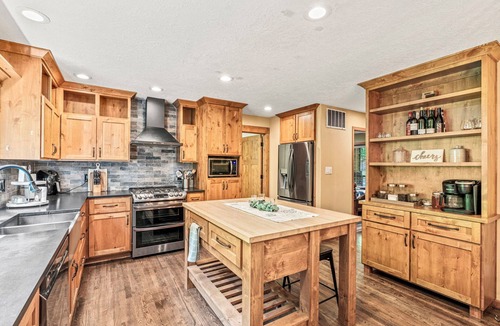 Longview House | Rocky River is a Spacious 5-bedroom house in wonderful Longview with WiFi, AC
