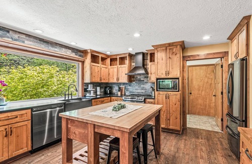 Longview House | Rocky River is a Spacious 5-bedroom house in wonderful Longview with WiFi, AC
