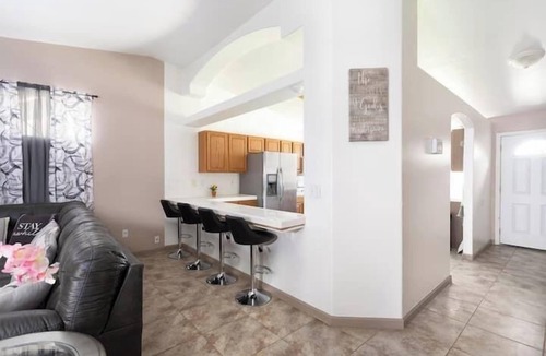 Greenacres House | Rollingbay · Luxury 4BR Getaway Jacuzzi Tub, Pool Table & 70”TV