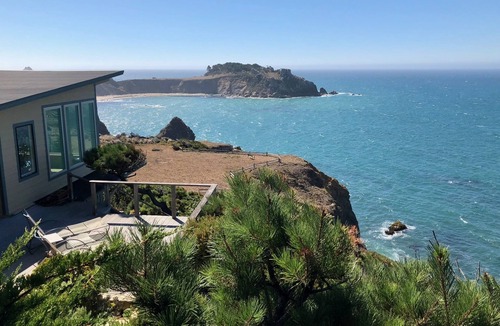 Gualala House | Romantic Oceanfront Home with Dramatic 180-degree Sea View, Hot Tub and Privacy