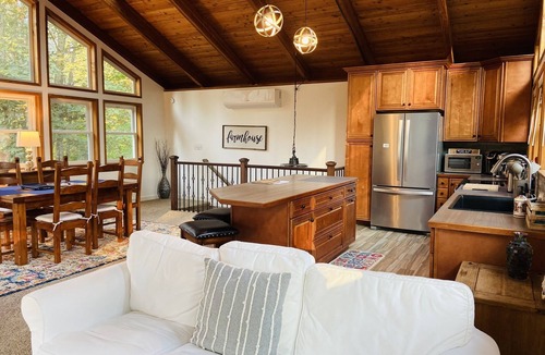 Auburn House | Romantic Red Barn Escape Getaway, Amazing Mt Rainier Views- hot tub- firepit-BBQ