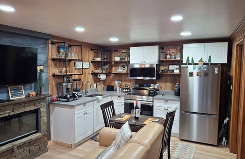 Paradise Estates Cabin | Romantic Small Cabin in the Woods. Fireplace,Hot tub,A/C,Firepit,WiFi, Mt Rainer
