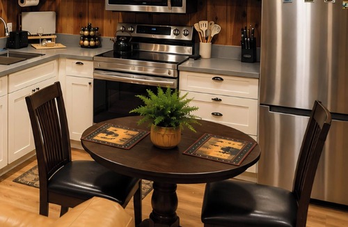 Paradise Estates Cabin | Romantic Small Cabin in the Woods. Fireplace,Hot tub,A/C,Firepit,WiFi, Mt Rainer