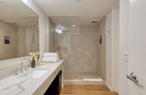 Diamond Crestview Hotel | Rooftop Ocean Views + Pool + Hot Tub | Walk to Beach, Galleries + Restaurants