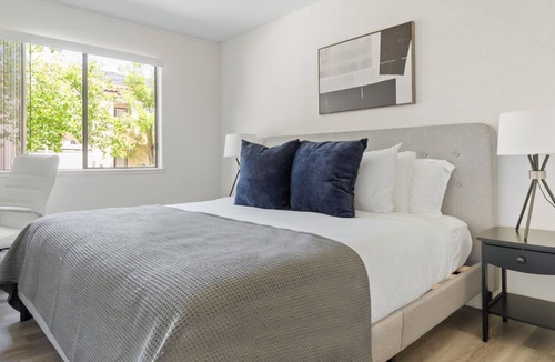 Shoreline West Apartment | Roomy Mountain View 3BR w/ Pool & Gym, 5 mins to Target, by Blueground