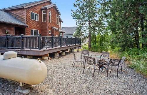 Ronald House | Roslyn Pines: Hot Tub, Spacious Deck, Dogs Welcome, Family Friendly!