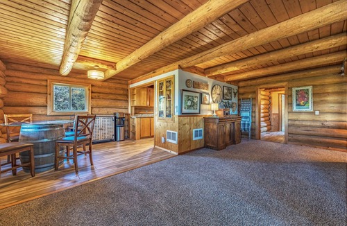 Lyle House | Rowland Log Cabin - Rustic Getaway in Eastern End of The Columbia River Gorge!