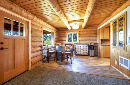 Lyle House | Rowland Log Cabin - Rustic Getaway in Eastern End of The Columbia River Gorge!