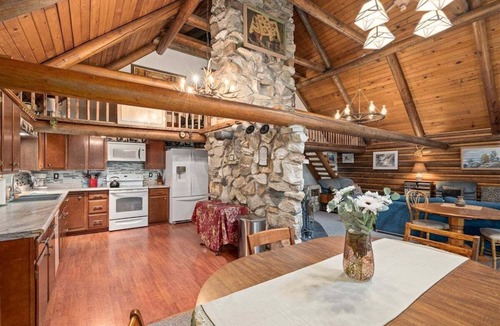 Ardenvoir House | Rustic 10-Guest Lodge | Pool Table, 2 Fireplaces & Game Room | Near Stevens Pass