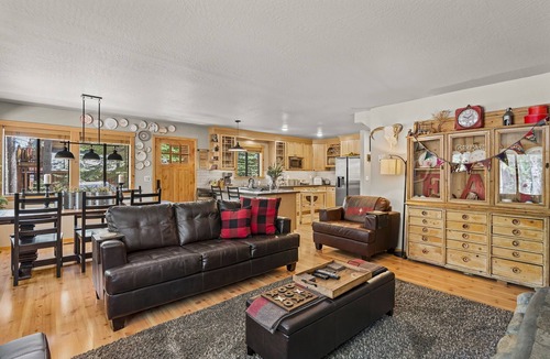 Truckee House | Rustic Cabin w/Guest Pass | Games, Queen Beds, Desk, Near Biking Trails & Lake