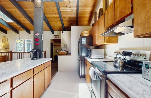 Homewood House | Rustic, comfy, dog-friendly cabin in the pines - walk to homeowners lake & beach