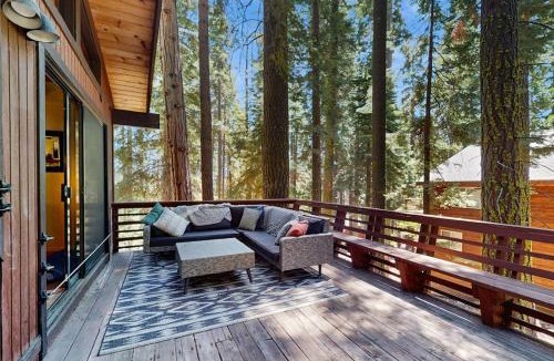 Homewood House | Rustic comfy dog-friendly cabin in the pines - walk to homeowners lake & beach